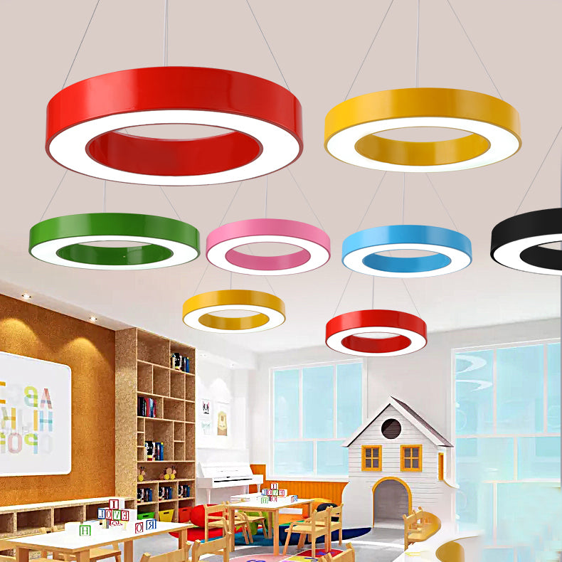 Luce a ciondolo a tamburo a LED integrato Luce a sospensione regolabile in metallo per sala da gioco