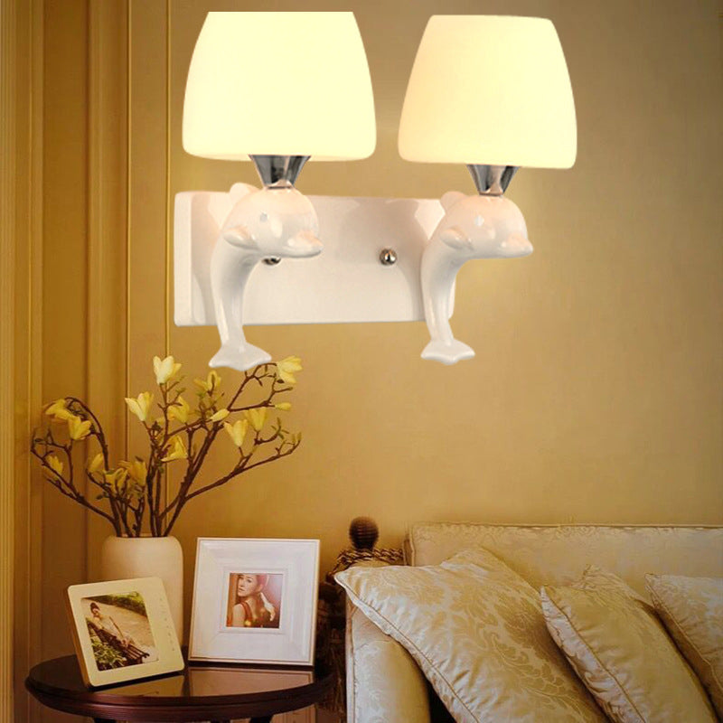 Taps toelopende vorm opaal glazen wandlamp eigentijds 2 bollen witte wandverlichting met dolfijnen met dolfijndecoratie