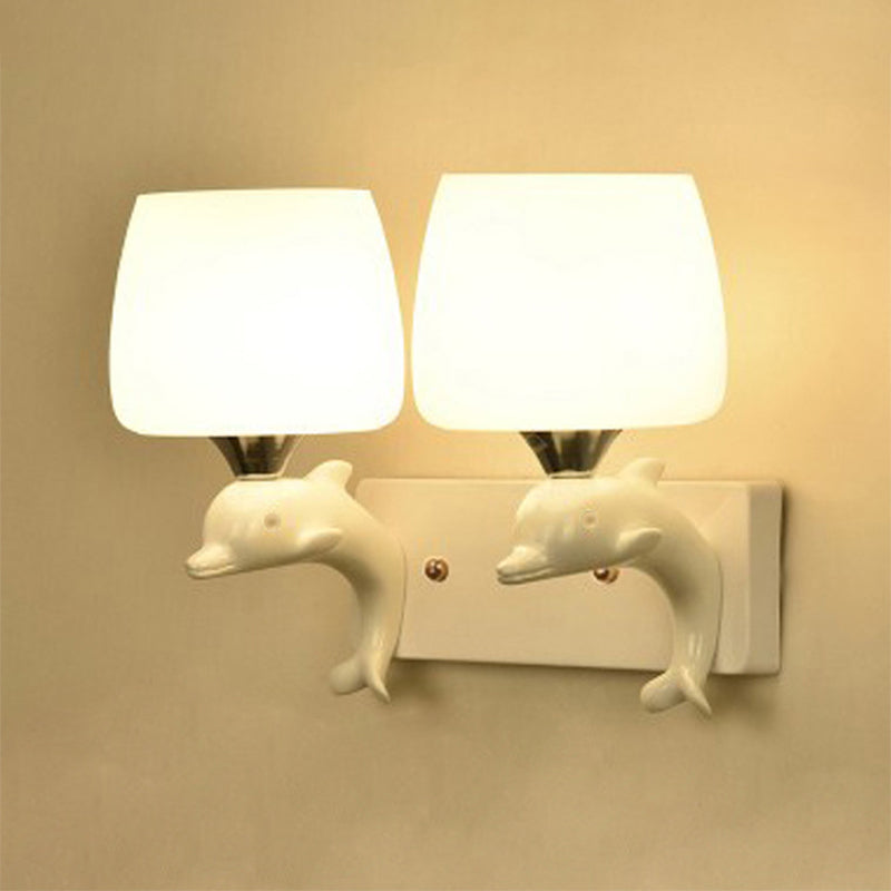 Taps toelopende vorm opaal glazen wandlamp eigentijds 2 bollen witte wandverlichting met dolfijnen met dolfijndecoratie