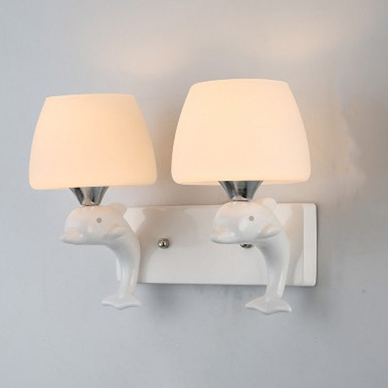 Taps toelopende vorm opaal glazen wandlamp eigentijds 2 bollen witte wandverlichting met dolfijnen met dolfijndecoratie