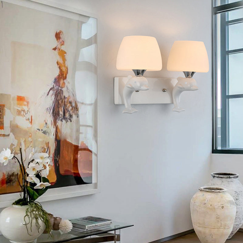 Taps toelopende vorm opaal glazen wandlamp eigentijds 2 bollen witte wandverlichting met dolfijnen met dolfijndecoratie