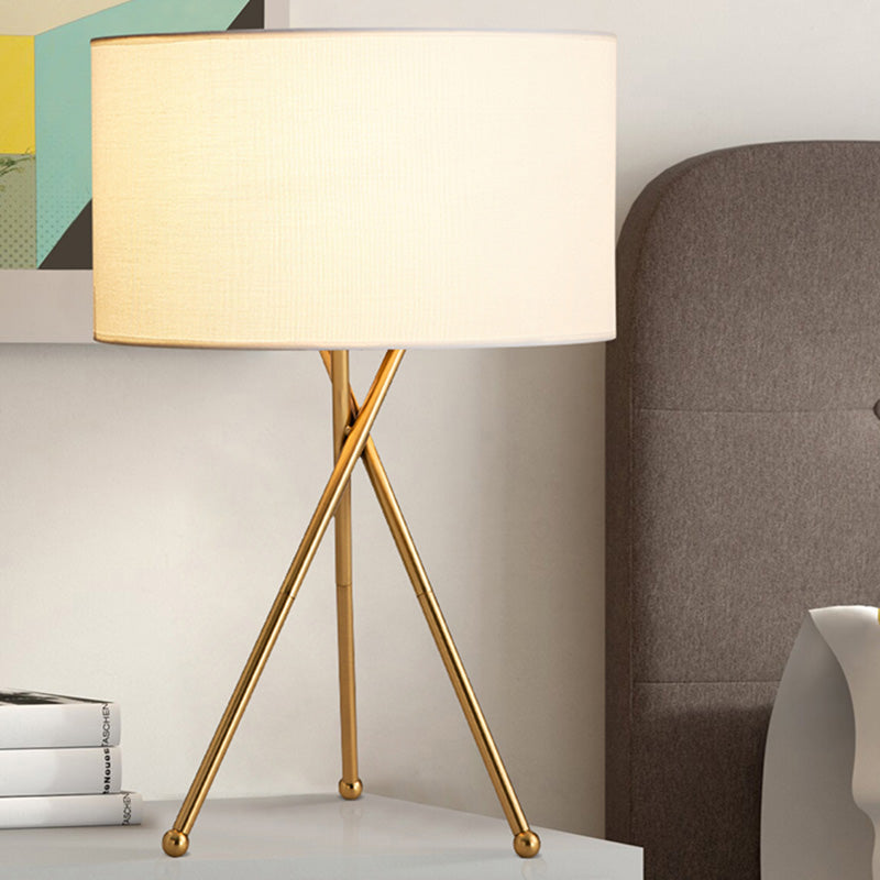 Lampada da tavolo in tessuto a forma di tamburo Lampada da comodino artistica a 1 lampadina con treppiede metallico