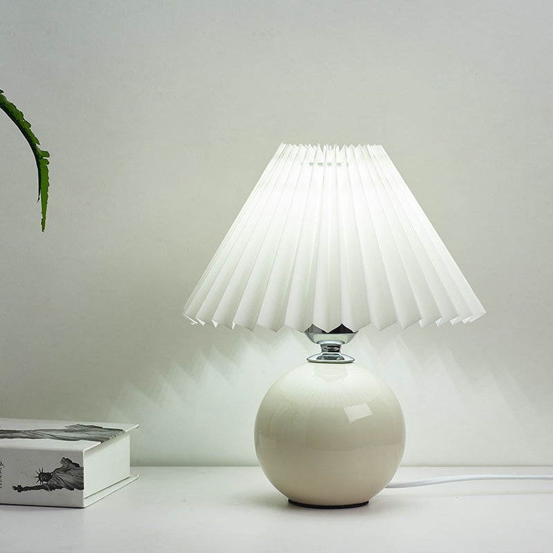 Globe Bedside Table Lampe Ceramic Modern Night-tands Lighting avec une teinte plissée conique