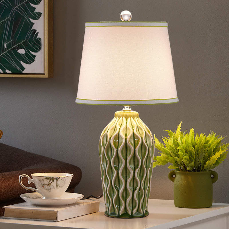 Tessuto a forma conica lampada da tavolo in stile nordico luce singolo comodino con decorazione in ceramica