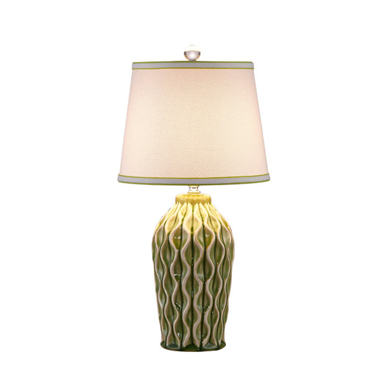 Tessuto a forma conica lampada da tavolo in stile nordico luce singolo comodino con decorazione in ceramica