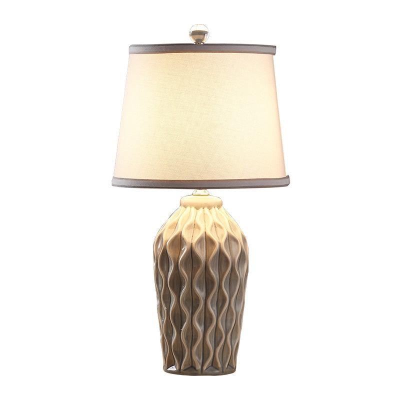 Tessuto a forma conica lampada da tavolo in stile nordico luce singolo comodino con decorazione in ceramica