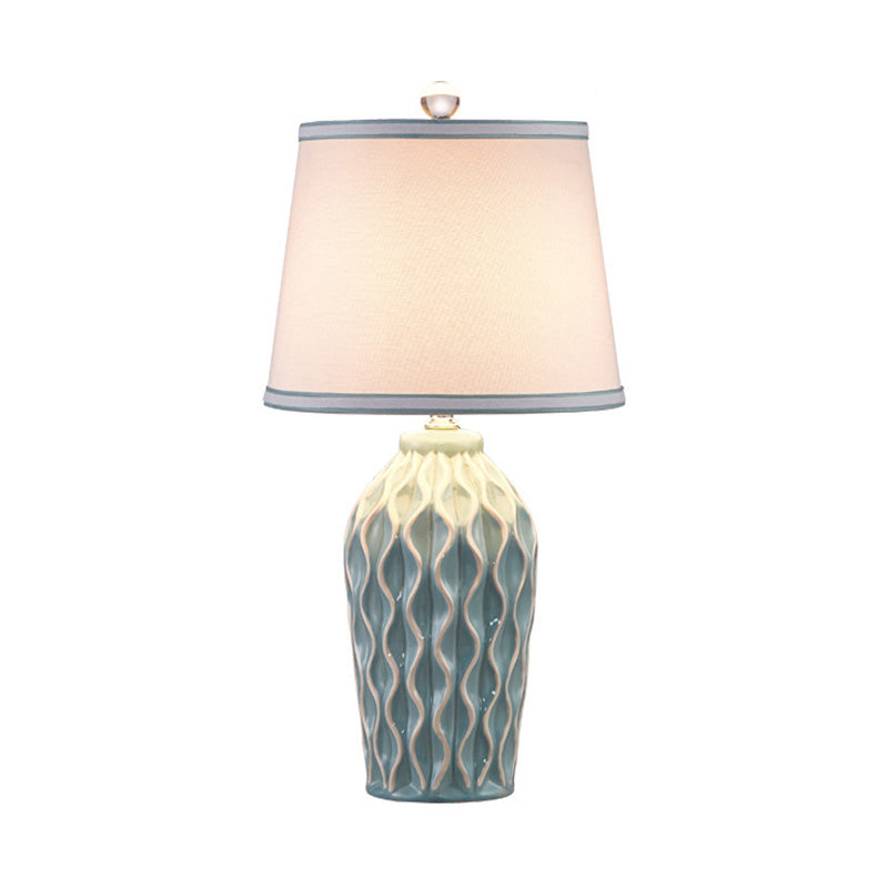 Tessuto a forma conica lampada da tavolo in stile nordico luce singolo comodino con decorazione in ceramica
