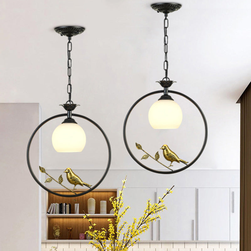 Light a sospensione per sospensione per uccello cottage a 1 illuminazione a sospensione in ferro con tonalità in vetro opale