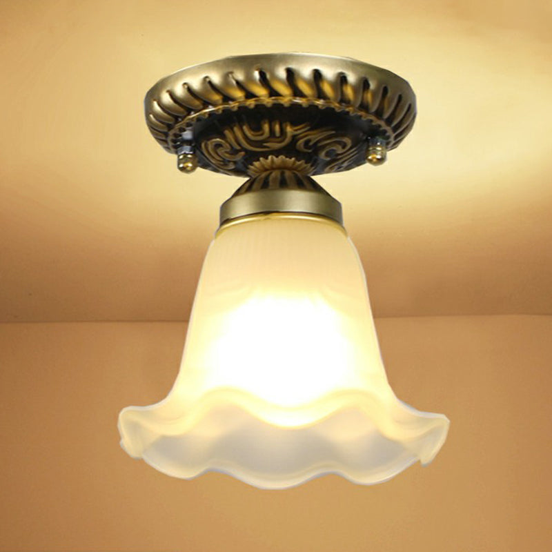 Luz montada en el techo del pasillo de campana de bronce vintage con montaje semi empotrado de vidrio escarchado simple