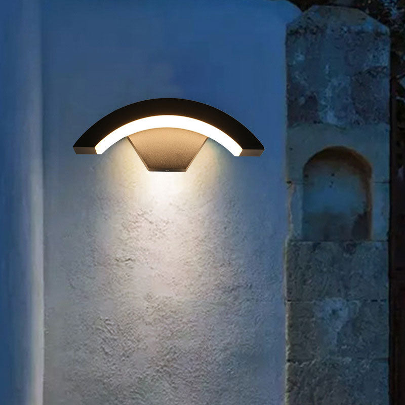 Sconce a forma di arco in acrilico che illumina la lampada da parete moderna a LED nera per esterni