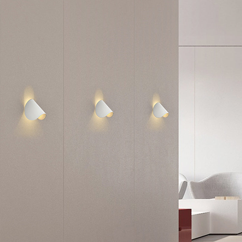 Gebogene geformte LED -Wandleuchte minimalistische metallische Wohnzimmerwandbeleuchtung