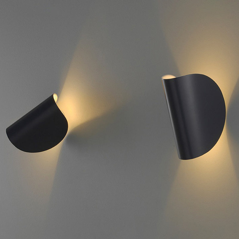 Gebogene geformte LED -Wandleuchte minimalistische metallische Wohnzimmerwandbeleuchtung