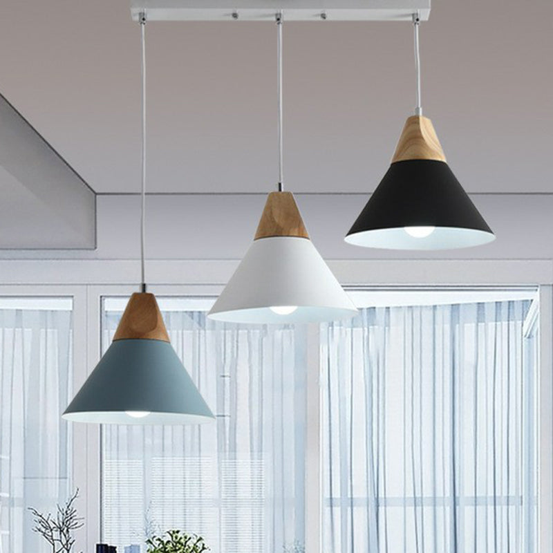 Metallic Conical Schatten hängend leichter nordischer Stil 3 Lampen Holz Multi -Licht Anhänger