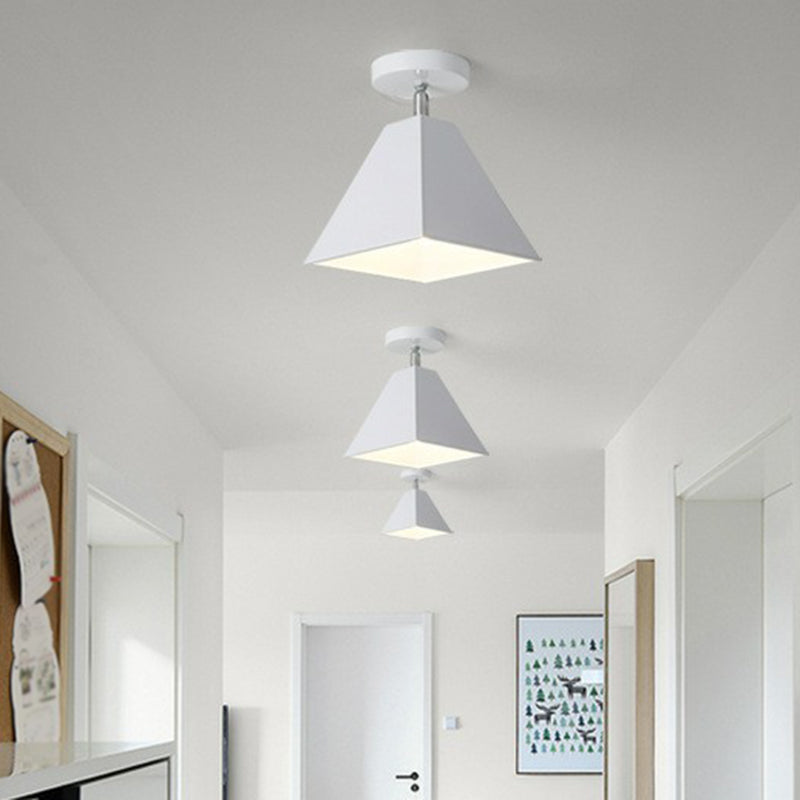Luz montada en techo de pasillo de una sola bombilla metálica de montaje semi empotrado trapezoidal Simplicity