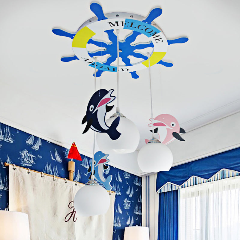 Lámpara de techo de bola de vidrio ópalo de caricatura 3 bulbos lámpara colgante azul con deco de delfines y timón de forma de timón