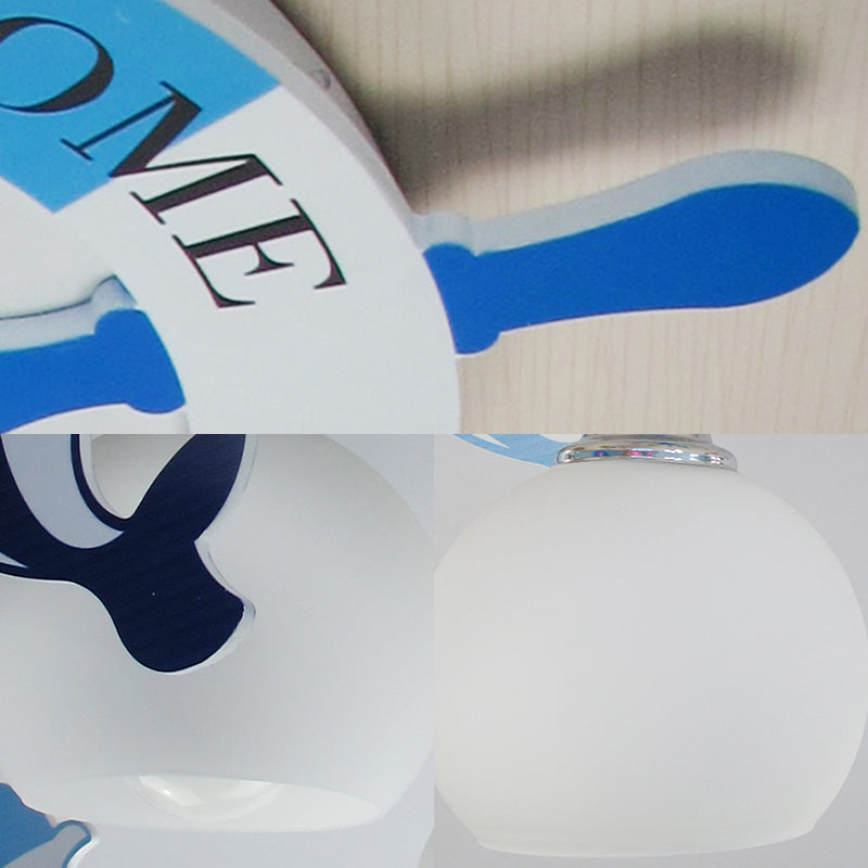 Lámpara de techo de bola de vidrio ópalo de caricatura 3 bulbos lámpara colgante azul con deco de delfines y timón de forma de timón