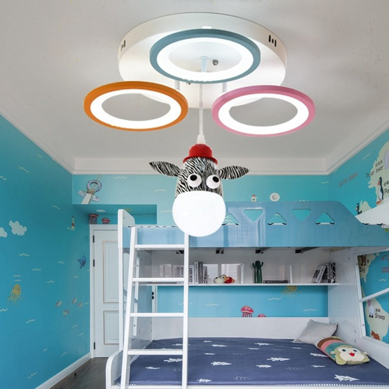 Acrylcirkels Hanglichte lichte cartoonstijl LED Witte afwerking Hanglamp met giraf/paardenontwerp voor slaapkamer