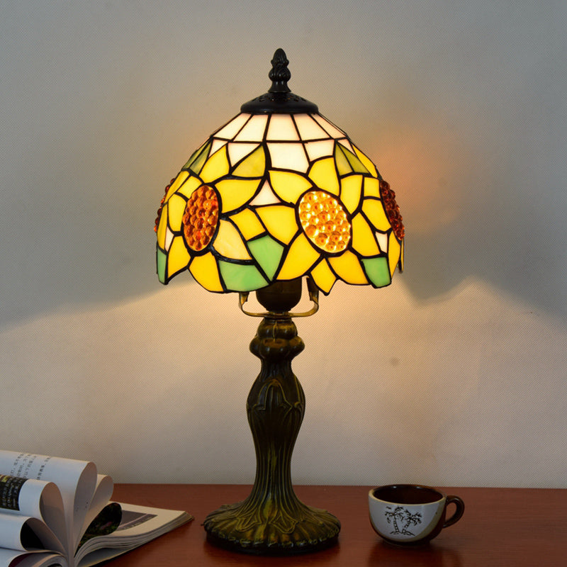 Luz de mesa de cúpula Lámpara de standly stily de vidrieras de una sola bomba para dormitorio