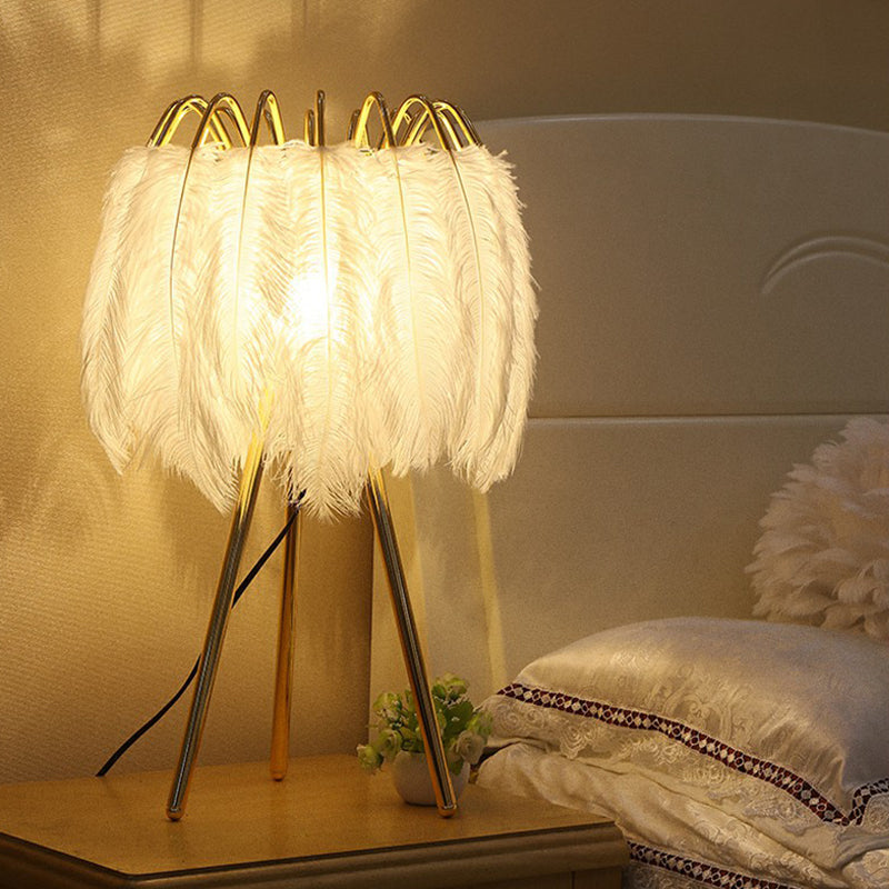 Iluminación nocturna en forma de trípode metálico 1 bulbo de la sala de estar de la sala de estar con sombra de plumas en oro