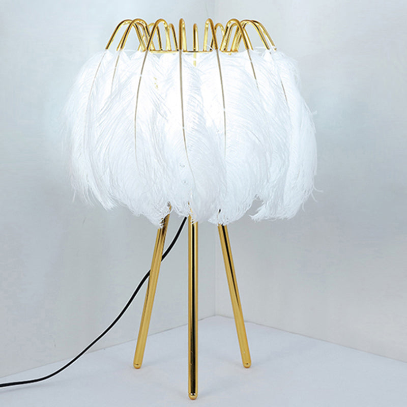 Iluminación nocturna en forma de trípode metálico 1 bulbo de la sala de estar de la sala de estar con sombra de plumas en oro