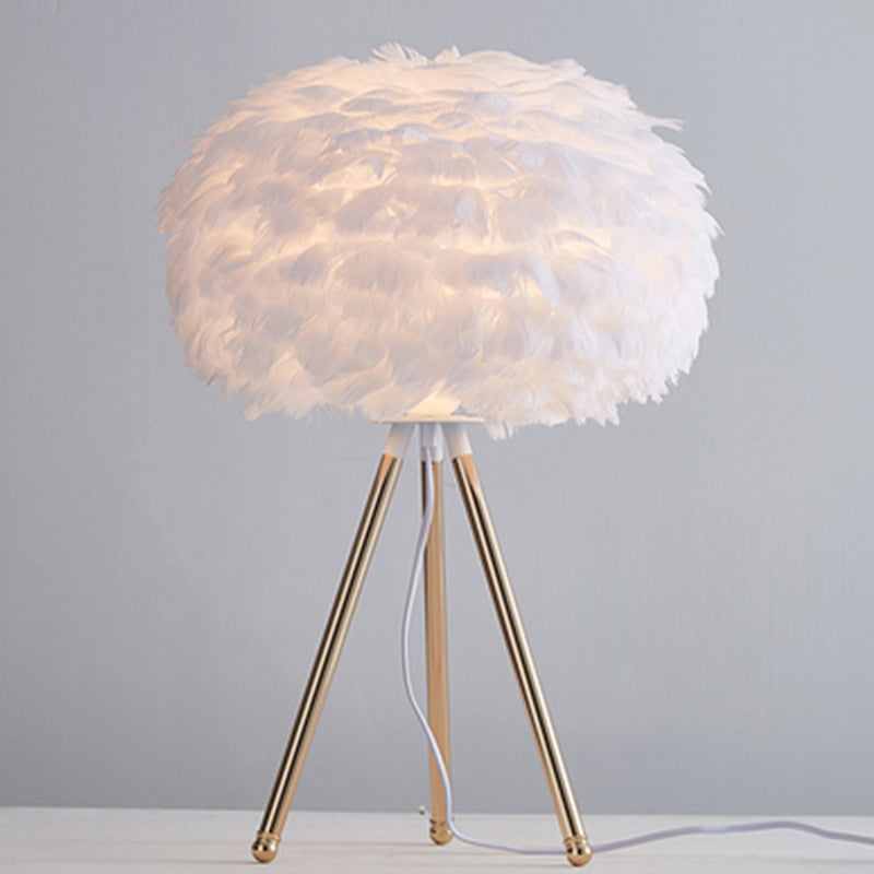 Tripod Shaped Night Lighting Minimalistic Metallic 1��Bulb Living Room Table Light with Feather Shade in Gold