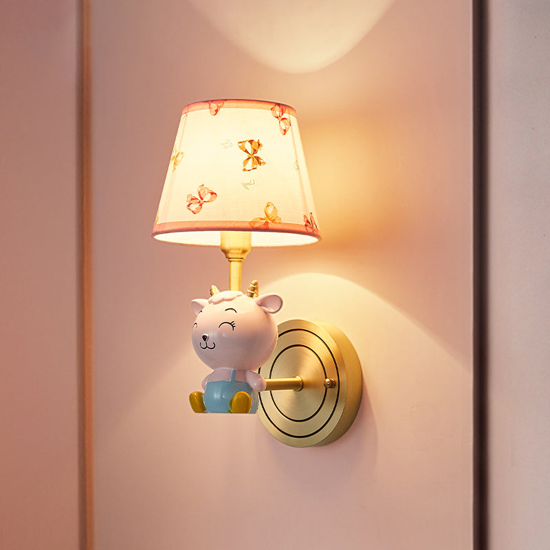 Empire Shade Fabric Wall Light Lampone per pareti rosa moderna con pecore in resina per la camera da letto per bambini