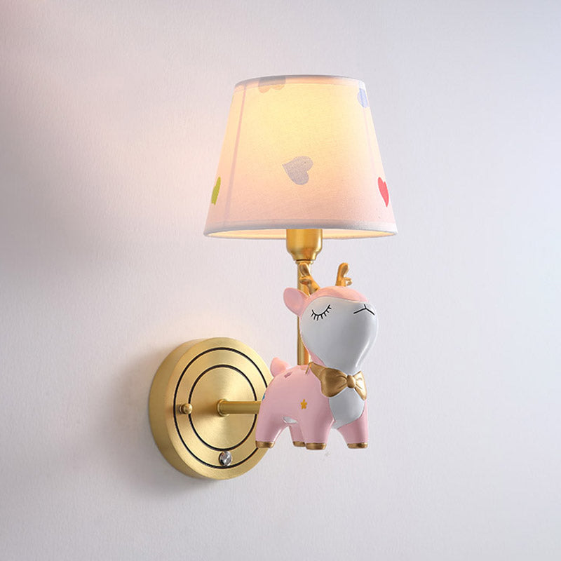 Montano a parete di cervo Kids Kids Resin Baby Room Wall Lighting con tonalità in tessuto affusolato in rosa