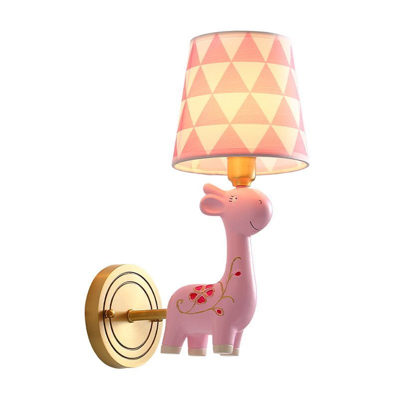 Giraffe Resin Monte a parete Light Kids Pink Wall Lighting con tonalità in tessuto modellato