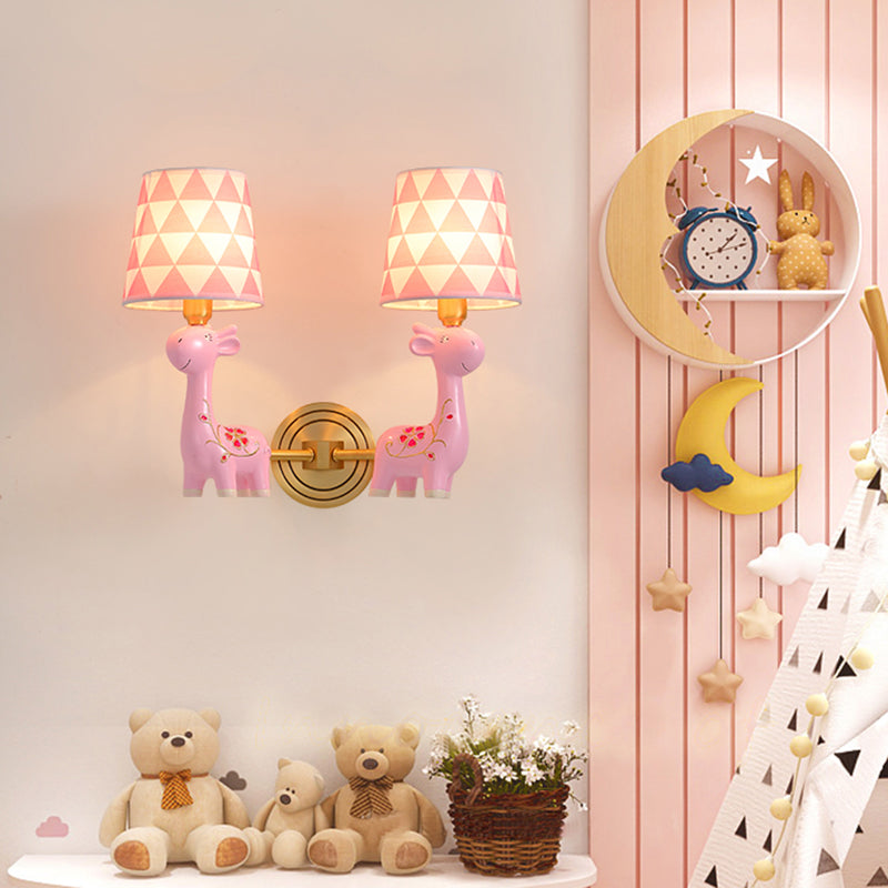 Giraffe Resin Monte a parete Light Kids Pink Wall Lighting con tonalità in tessuto modellato