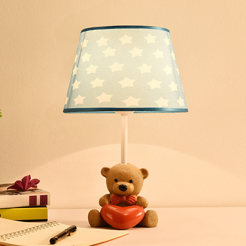Lámpara de mesa de sombra de tela de tela dibujos animados 1 cabeza marrón luz de noche con oso de resina y corazón