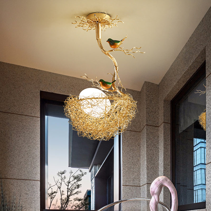 Kunstenaarsmelk witte glazen bal kroonluchter hanger 1/2/3-licht gouden hangende lamp met vogels en met de hand genaaid aluminium nest