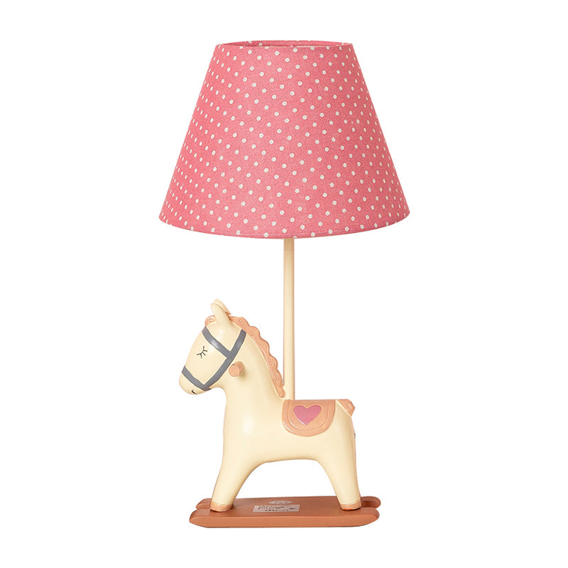 Lampada da comodino per bambini in stile cavallo in resina, lampada da tavolo per camera da letto a lampadina singola con paralume in tessuto affusolato