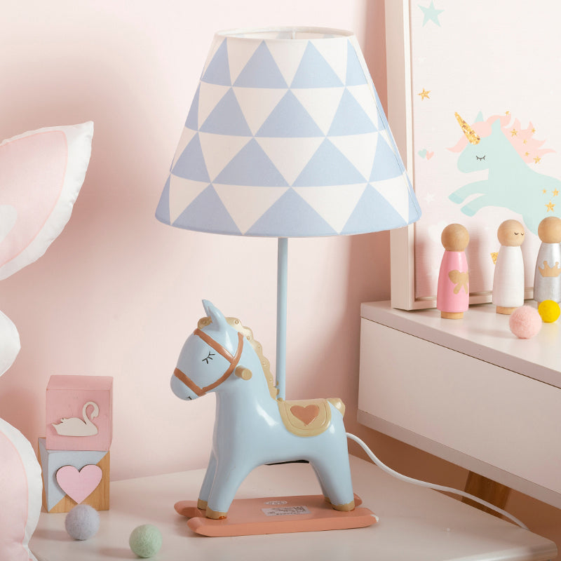 Lampada da comodino per bambini in stile cavallo in resina, lampada da tavolo per camera da letto a lampadina singola con paralume in tessuto affusolato