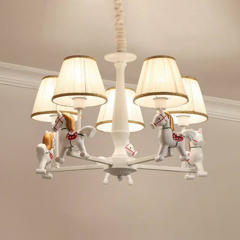 Tissu plissé Éclairage de plafond conique Carton d'éclairage de lustre blanc avec cheval en résine