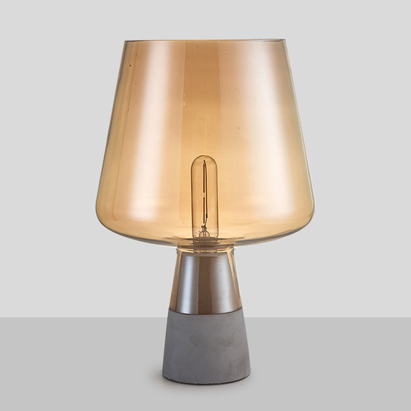 Lampada rustica simile a un coglione da comtorente in vetro ambra a bulbo singola illuminazione da camera da letto con base di cemento