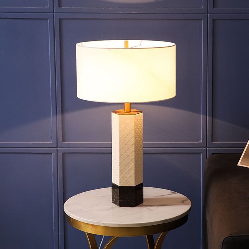 Lámpara de mesa de batería de tela Luz de mesita de noche posmoderna de 1 luces con base de mármol en blanco
