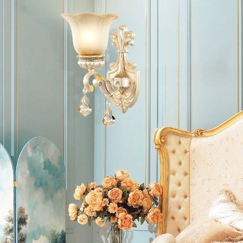 Lampe murale en verre beige floral à volants