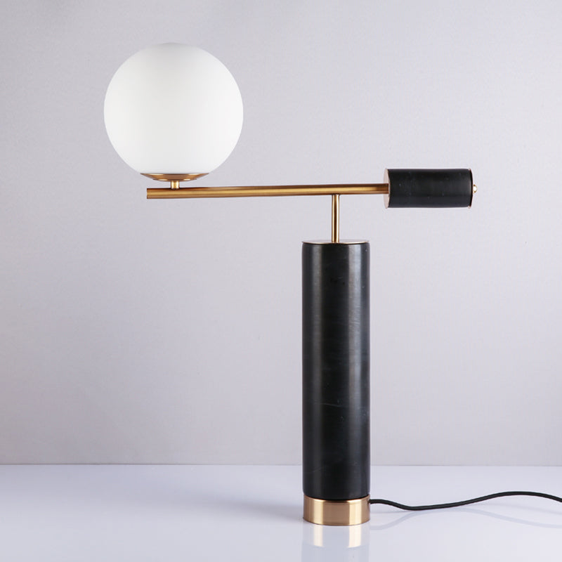 Lampada da comodino postmoderna singola in marmo da tavolo da soggiorno a cilindro con paralume in vetro color crema in nero