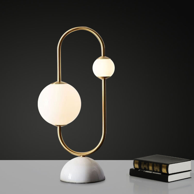 Lampada da tavolo con base a cupola in marmo Lampada da comodino a LED postmoderna a 2 teste in oro con paralume in vetro smerigliato