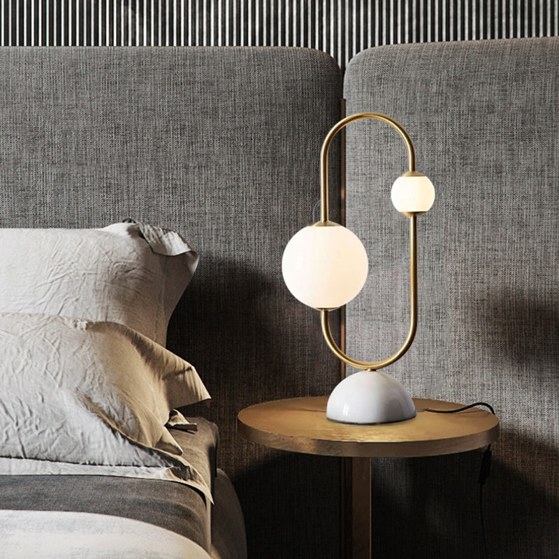 Lampada da tavolo con base a cupola in marmo Lampada da comodino a LED postmoderna a 2 teste in oro con paralume in vetro smerigliato