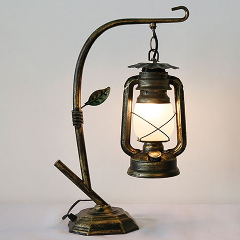 Lámpara de noche de linterna industrial 1 Bulbo de iluminación de mesa de queroseno de hierro para la cama