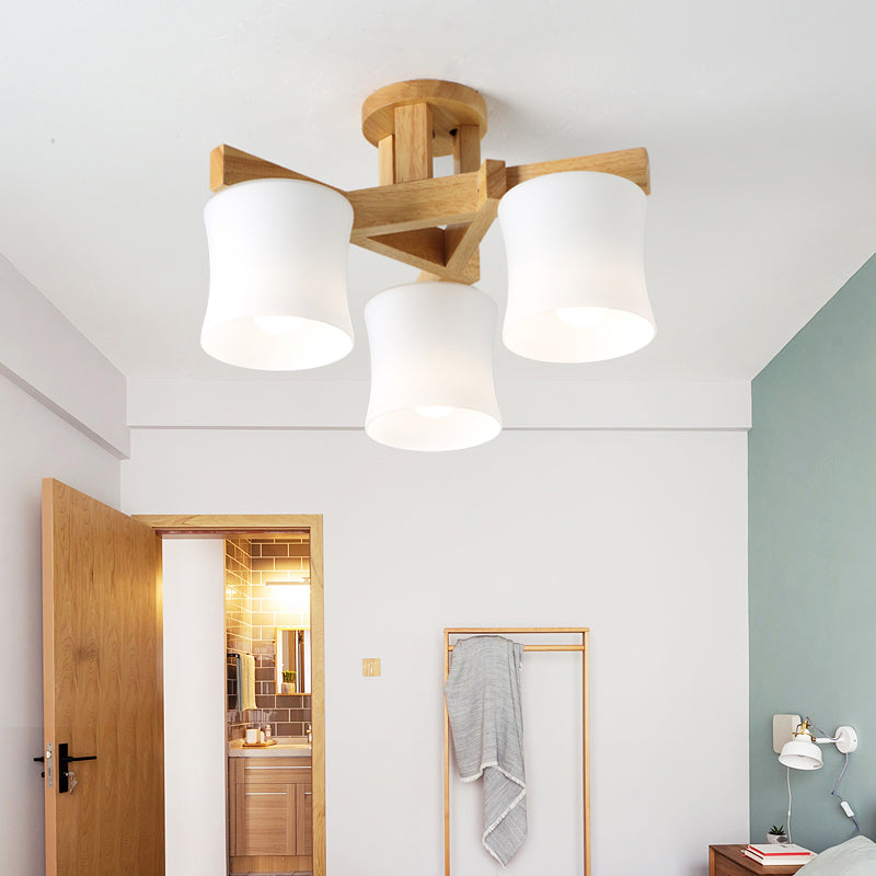 Lustre japonais semi-encastré avec abat-jour en verre blanc, près du plafond, avec auvent en bois