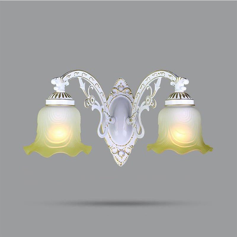 Black / White Sicloped Sconce Light Retro Retro Grosted Glass Shade 1/2-Light Room Room Wall Lampe avec bras incurvé