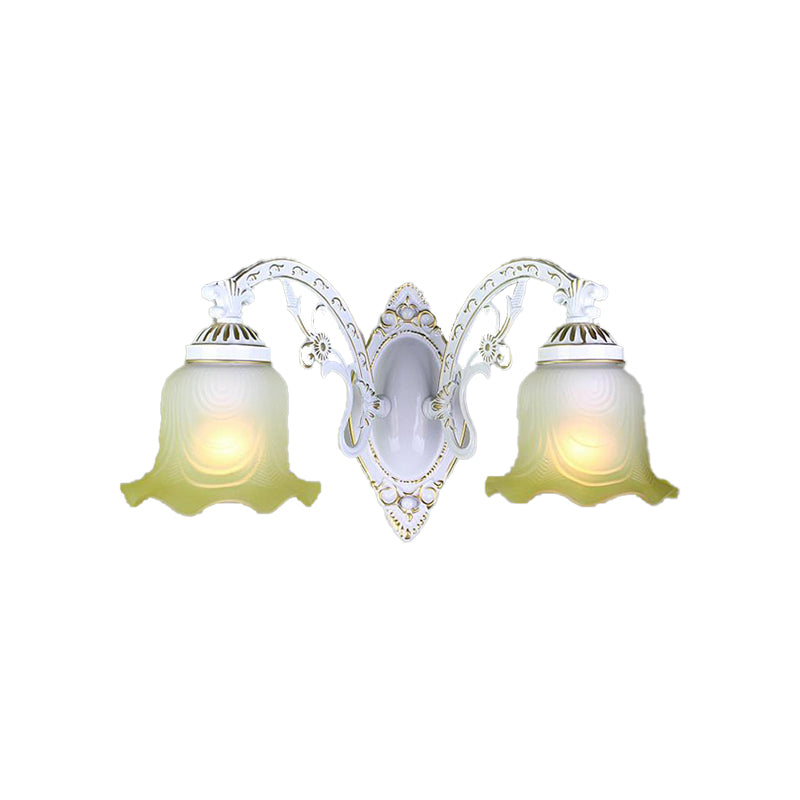 Black / White Sicloped Sconce Light Retro Retro Grosted Glass Shade 1/2-Light Room Room Wall Lampe avec bras incurvé