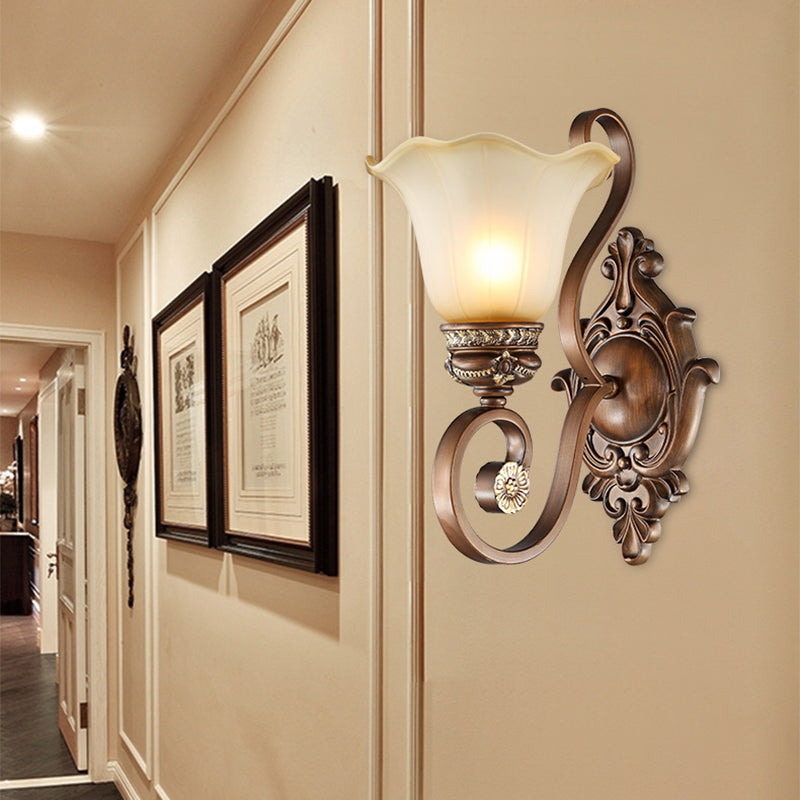 Retro Blumenwandlampe 1 leichte Schaftlampe mit munterem Glas mit Metallkrümmung in Braun auf Veranda