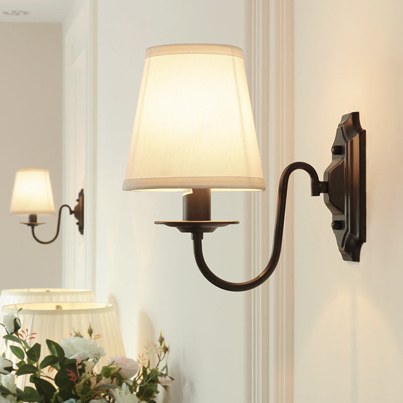 Stof taps toelopende wandlamp eenvoud enkele gang muurlamp met gebogen arm in zwart