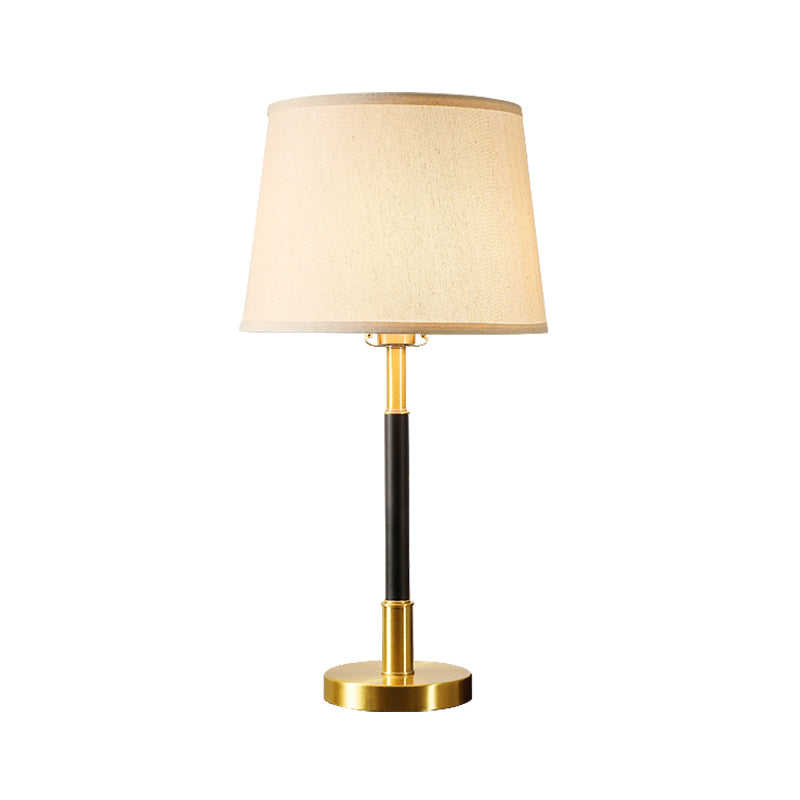 Lampada da tavolo singola Illuminazione tradizionale da comodino in tessuto a tamburo conico in ottone per soggiorno