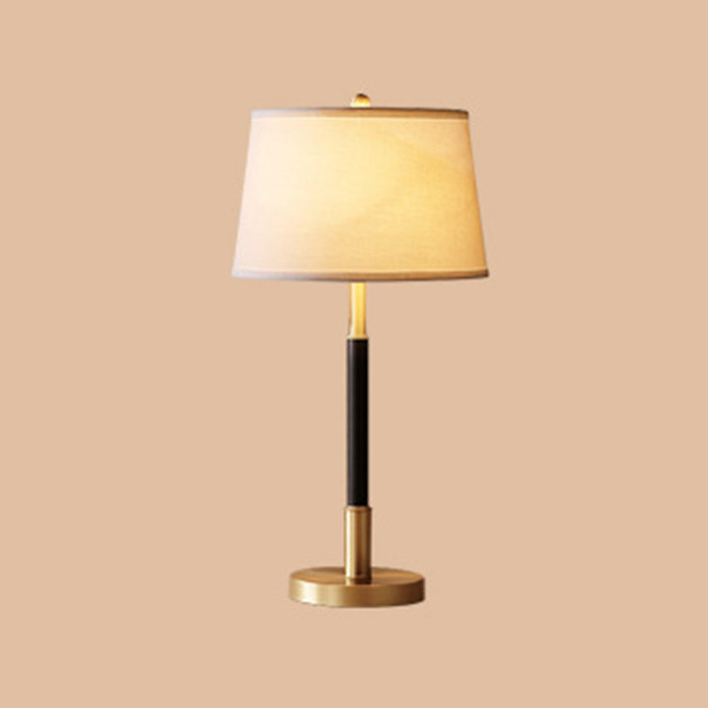 Luz de mesa de mesa cónica vintage lámpara de noche de tela de una sola bombilla en el latón para la cama