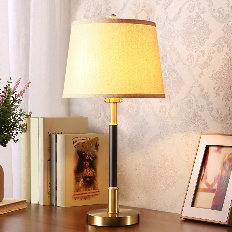 Luz de mesa de mesa cónica vintage lámpara de noche de tela de una sola bombilla en el latón para la cama