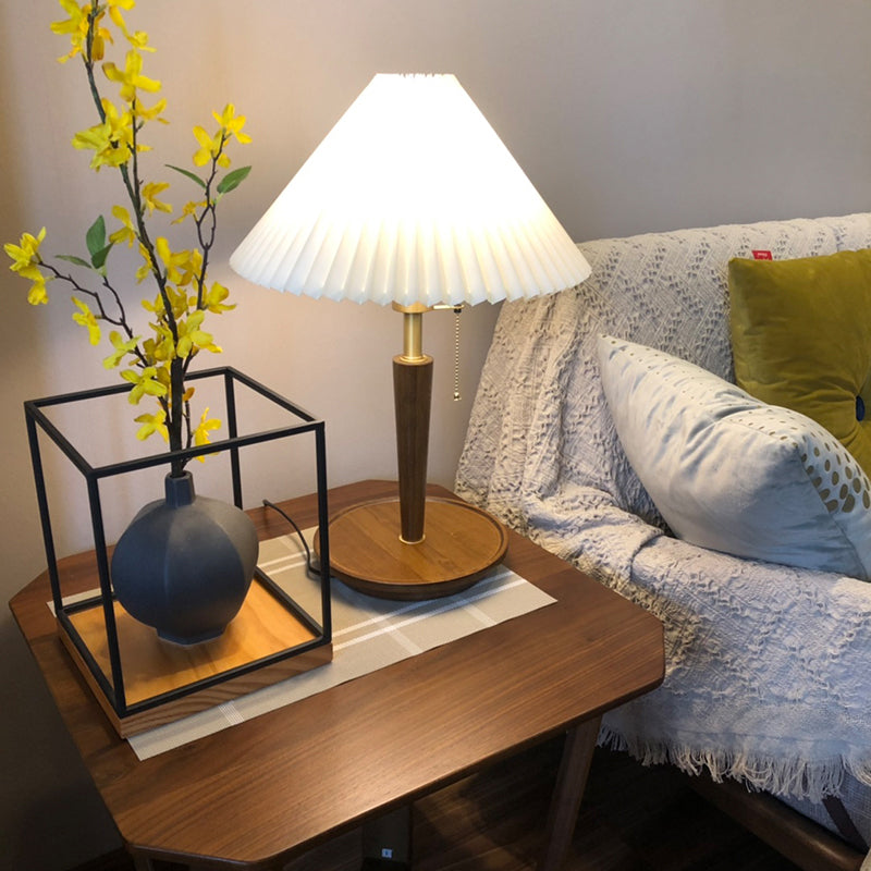Lampada da comodino in tessuto plissettato a cono Lampada da tavolo da soggiorno minimalista a 1 luce con catenella in bianco